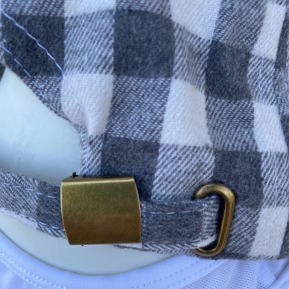 ๐ฅ Grey and white plaid ball cap - Picture 5 of 8